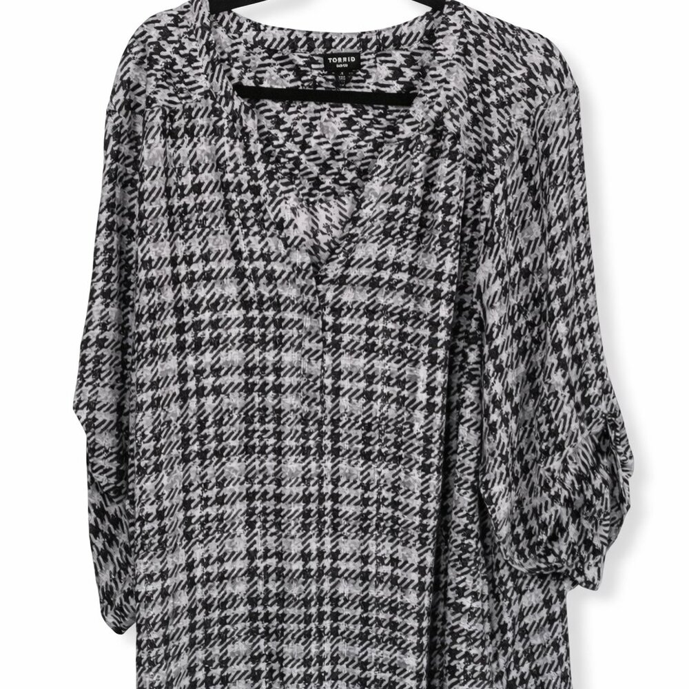 ✨ Torrid Harper Blouse Size 4 Black White Grey Pattern Work Top